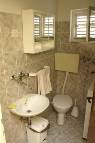 Koupelna v ubytování Apartments by the sea Grebastica, Sibenik - 9686