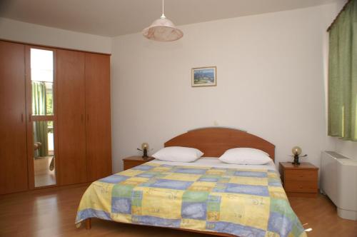 Apartments by the sea Primosten - 9687