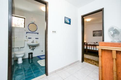 Ένα μπάνιο στο Apartments by the sea Bobovisca na Moru, Brac - 11901