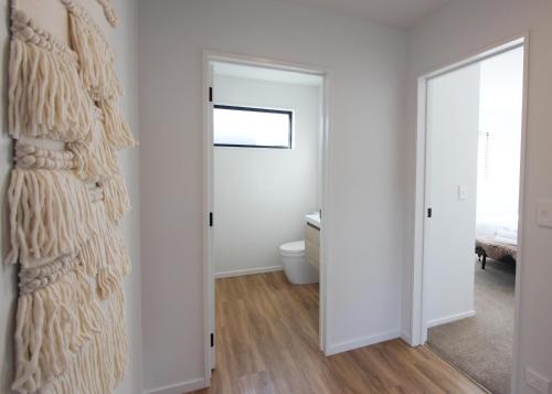 Vonios kambarys apgyvendinimo įstaigoje 3 - Sunny Brand New house
