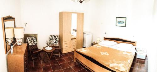 sypialnia z łóżkiem, stołem i lustrem w obiekcie Apartments and rooms with parking space Zambratija, Umag - 11875 w mieście Zambratija