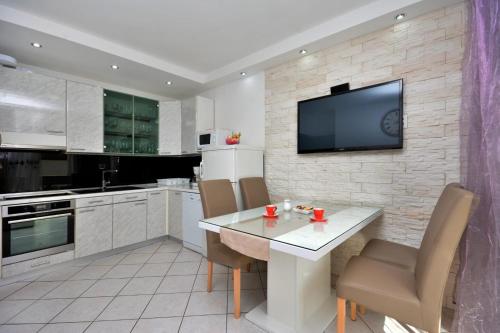 Holiday apartments Podstrana, Split - 12045