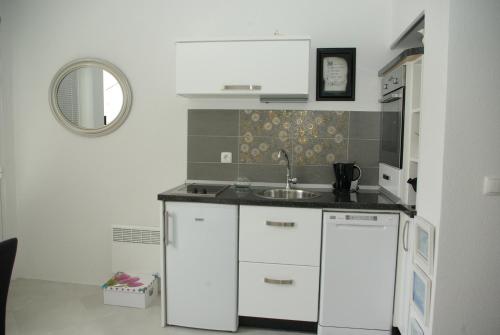 Kuchyň nebo kuchyňský kout v ubytování Apartments with a parking space Makarska - 12063