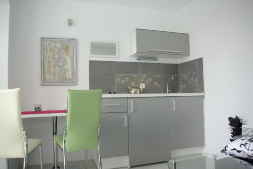 Kuchyň nebo kuchyňský kout v ubytování Apartments with a parking space Makarska - 12063