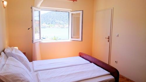 Posteľ alebo postele v izbe v ubytovaní Seaside holiday house Vinisce, Trogir - 12066