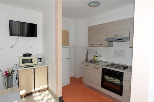 y cocina con fogones y microondas. en Apartments with a parking space Pag - 12035 en Pag