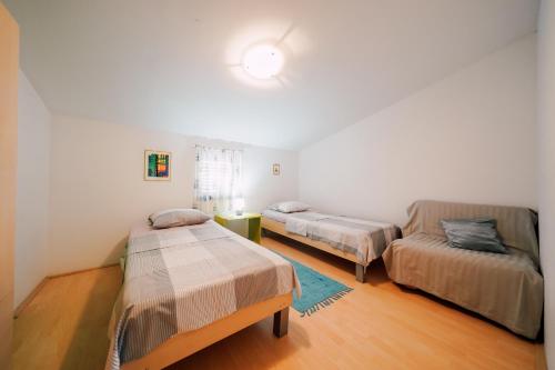 Posteľ alebo postele v izbe v ubytovaní Seaside apartments with a swimming pool Ljubac, Zadar - 11922