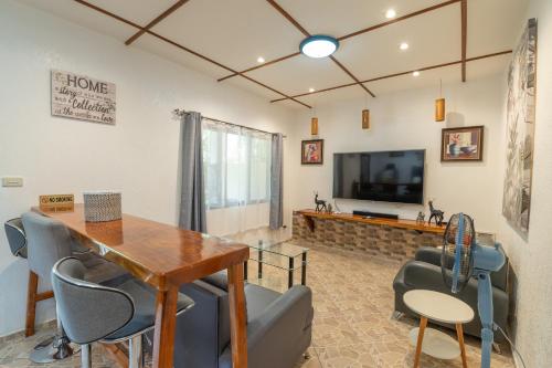 Μια τηλεόραση ή/και κέντρο ψυχαγωγίας στο Alona Apartments