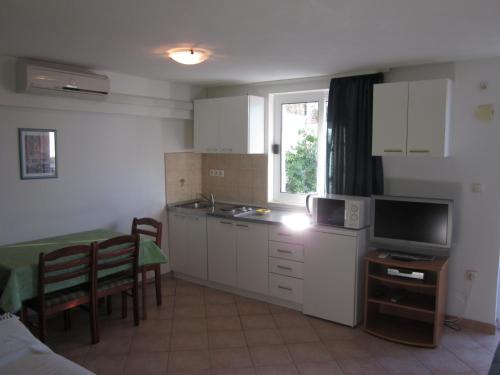Apartments with a parking space Seget Vranjica, Trogir - 12145