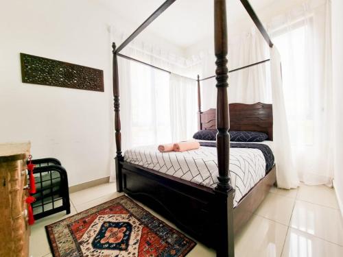 ein Schlafzimmer mit einem Himmelbett und einem Teppich in der Unterkunft Mossy Forest Family Retreat, Kea Farm Brinchang in Brinchang