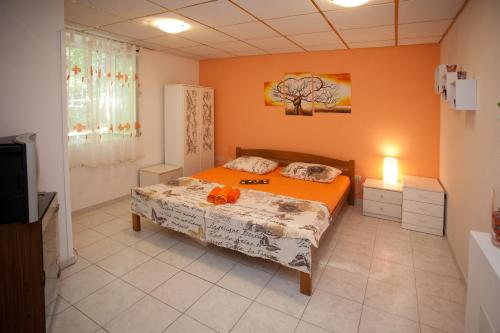 una camera con letto arancione di Apartments with WiFi Split - 12198 a Spalato (Split)