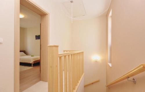ein Zimmer mit einer Treppe und ein Schlafzimmer mit einem Bett in der Unterkunft Apartments with a parking space Zadar - 12203 in Zadar