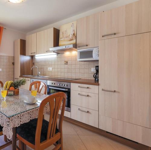 Apartments with WiFi Kastel Kambelovac, Kastela - 12217