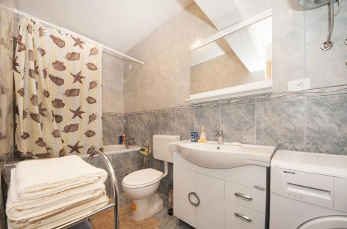 Apartments with WiFi Kastel Kambelovac, Kastela - 12217