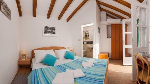 Family friendly house with a swimming pool Bol, Brac - 12228