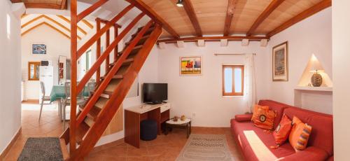 Family friendly house with a swimming pool Bol, Brac - 12228
