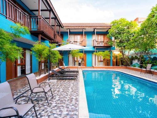 a swimming pool in front of a building at New Champa Boutique Hotel in Vientiane