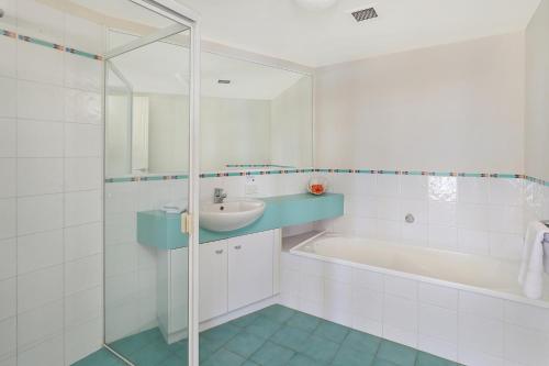 uma casa de banho com uma banheira, um lavatório e um chuveiro em PICNIC7- PICTURE PERFECT PICNIC POINT em Maroochydore