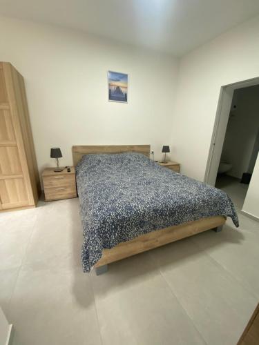 1 dormitorio con 1 cama con edredón azul en 010-Superbe appartement bien décoré netflix gratuit, en Charleroi