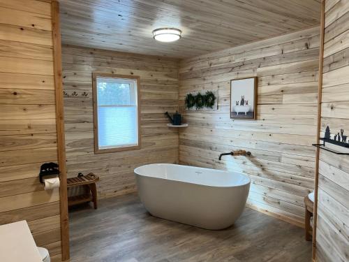 Koupelna v ubytování Alaska Knotty Pine B&B