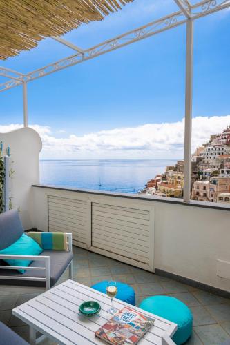 a balcony with a view of the ocean at Mamma Mia in Positano