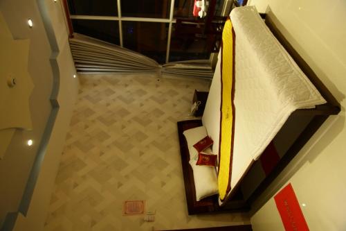 an overhead view of a bed in a room at Minh Kieu Hotel in My Tho