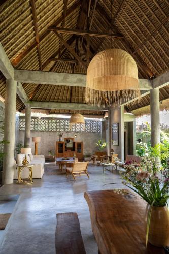 a large living room with a large ceiling at Villa Amantes Bingin in Uluwatu