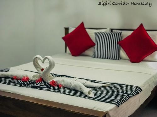 twee zwanen gemaakt van handdoeken op een bed bij Sigiri Corridor Home Stay in Sigiriya