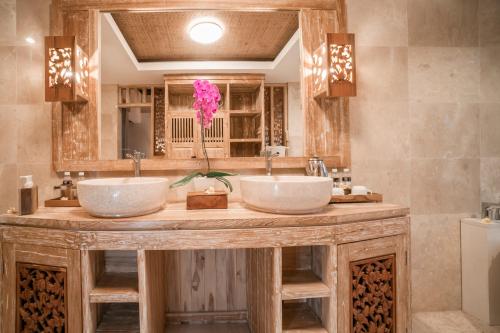 A bathroom at Weda Cita Resort and Spa by Mahaputra