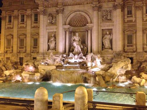 羅馬的住宿－多莫斯芬提斯酒店，建筑物喷泉的景色