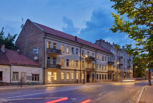 un edificio en una calle con una calle en Vvinn Hotel en Vilna