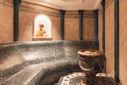 A bathroom at Wellness Refugium & Resort Hotel Alpin Royal - Small Luxury Hotels of the World