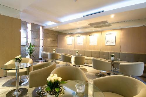 Lounge o bar area sa Ontur Izmir Otel