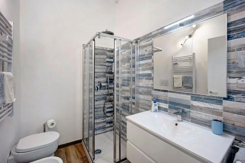een badkamer met een toilet, een wastafel en een douche bij La Colombera in Alassio