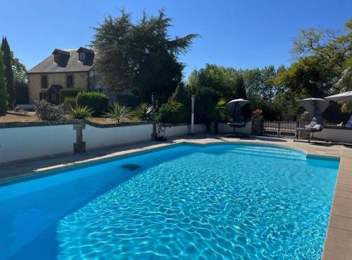 ein großer blauer Pool vor einem Haus in der Unterkunft The Sans Souci Estate - The Chalet 