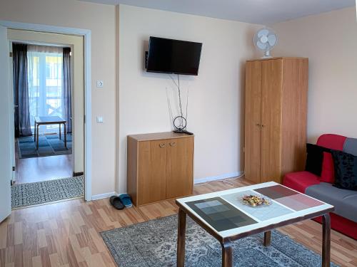 ein Wohnzimmer mit Couch und Tisch in der Unterkunft Apartamentai Biržuose, Kęstučio gatvė in Biržai