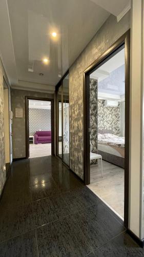 a hallway with sliding glass doors and a bedroom at Двокімнатна на Оболоні біля Дрім-Тауна in Kyiv