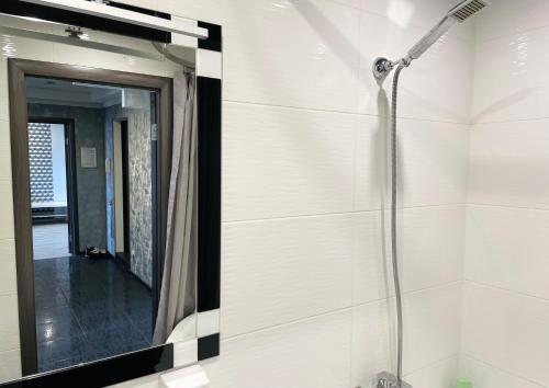 La salle de bains est pourvue d'un miroir et d'une douche. dans l'établissement Двухкомнатная на Оболони возле Дрим-Тауна, à Kiev