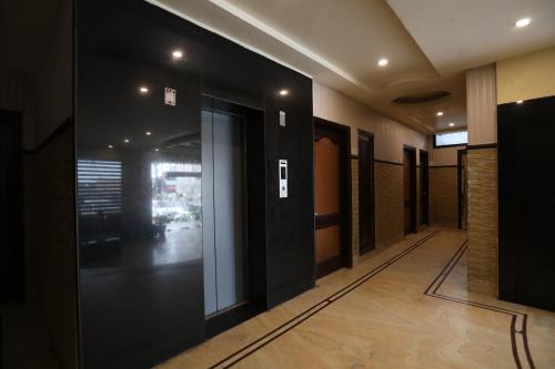 einen Flur mit Glastür in einem Gebäude in der Unterkunft HOTEL JAGDISH RESIDENCY in Katra