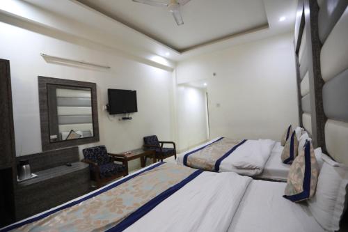 Ein Bett oder Betten in einem Zimmer der Unterkunft HOTEL JAGDISH RESIDENCY