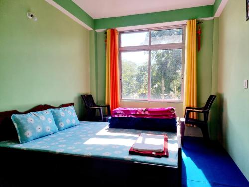 a bed in a room with a window and a bedvisor at Neoravalley Homestay, Lava in Rishop