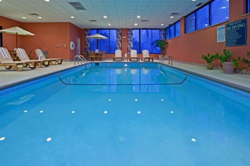 una gran piscina en una habitación de hotel en Holiday Inn Express Indianapolis South, an IHG Hotel, en Indianápolis