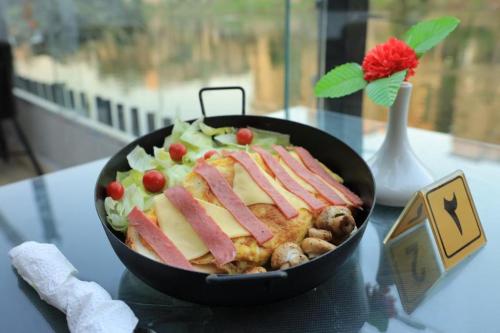 Makanan di atau berdekatan hotel