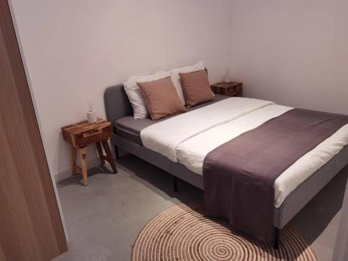 Кровать или кровати в номере Lovely 2 Bedroom Serviced Apartment in Rotterdam