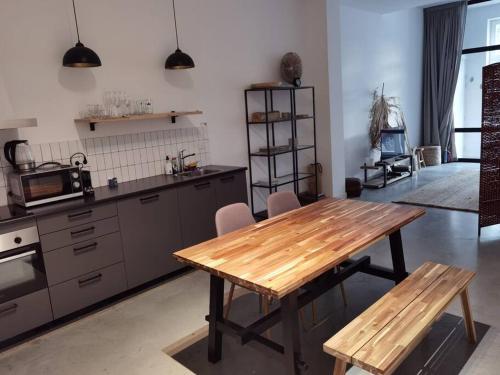 een keuken met een houten tafel in een kamer bij Lovely 2 Bedroom Serviced Apartment in Rotterdam in Rotterdam