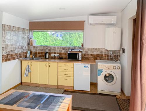 Küche/Küchenzeile in der Unterkunft Apartamentai Biržuose, Kęstučio gatvė