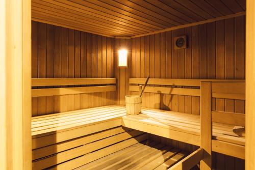 a wooden sauna with a light in the middle at Hotel Auren in San Giovanni in Val Aurina