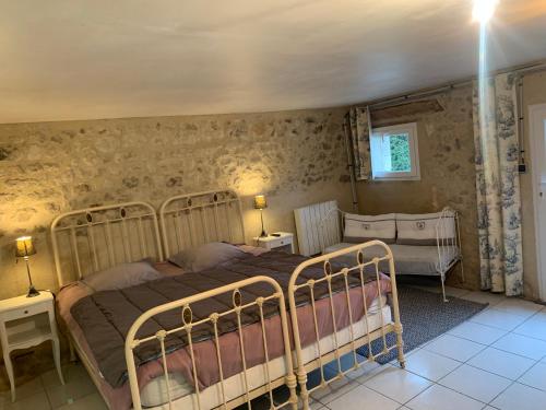 - une chambre avec 2 lits superposés dans l'établissement Petit gîte à la ferme des buttons, à Rosnay