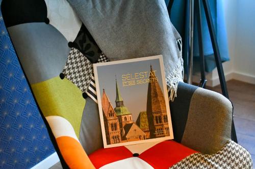 una foto de un libro en una silla en Au Fil du Temps, en Sélestat