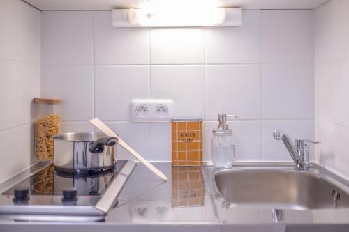 uma bancada de cozinha com um lavatório e uma bancada em Student Factory Montpellier Sud em Montpellier
